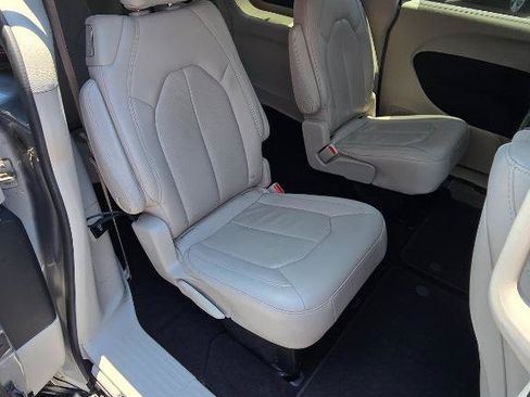 Used 2018 Chrysler Pacifica Touring-L Plus FWD image 20