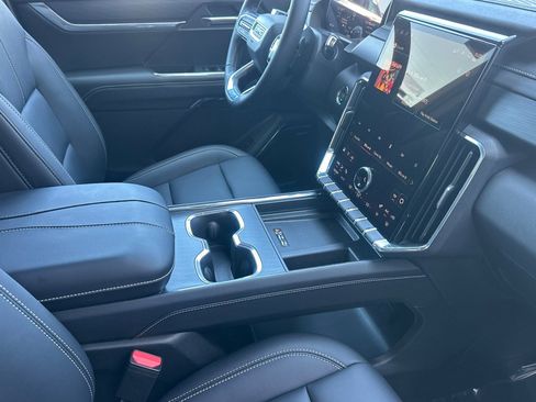 Used 2026 GMC Acadia Elevation w/ Elevation Premium Package FWD image 21