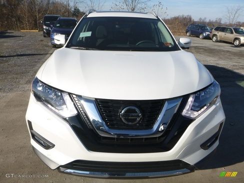 Used 2019 Nissan Rogue SV image 1