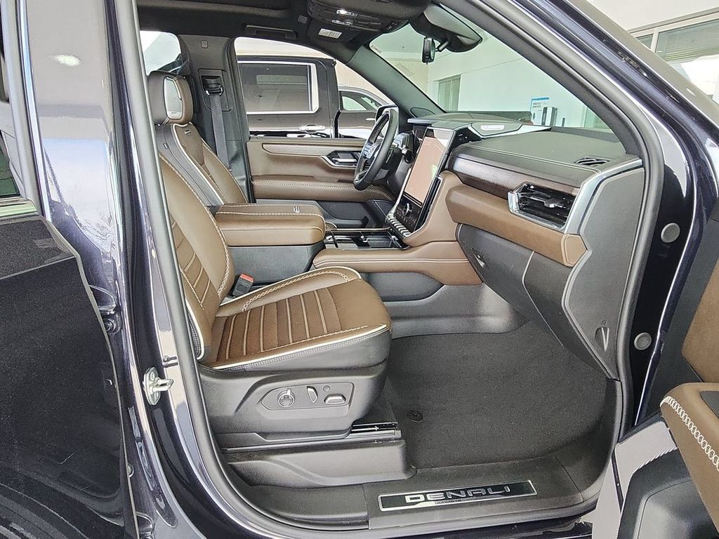 Certified 2025 GMC Yukon Denali Ultimate AWD/4WD image 28