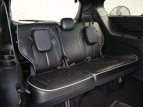 Used 2023 Chrysler Pacifica Limited w/ S Appearance Package image 43