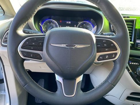 Used 2023 Chrysler Pacifica Touring-L image 17