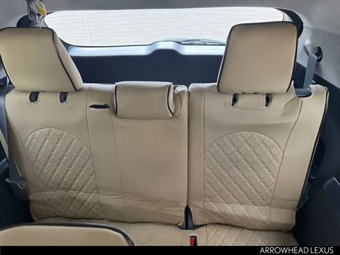 Used 2024 Toyota Highlander LE FWD image 32