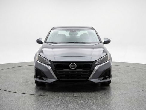 Used 2025 Nissan Altima 2.5 SV FWD image 2