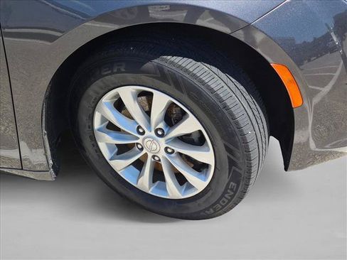 Used 2018 Chrysler Pacifica Touring Plus FWD image 8