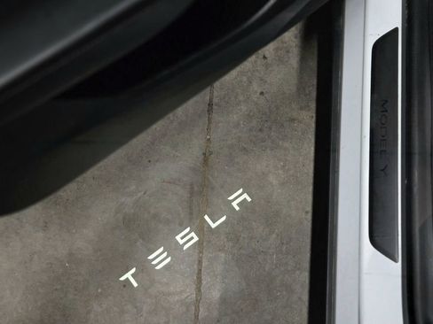 Used 2021 Tesla Model Y Long Range image 19