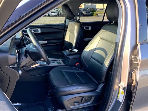 Used 2022 Ford Explorer XLT w/ Equipment Group 202A RWD image 8