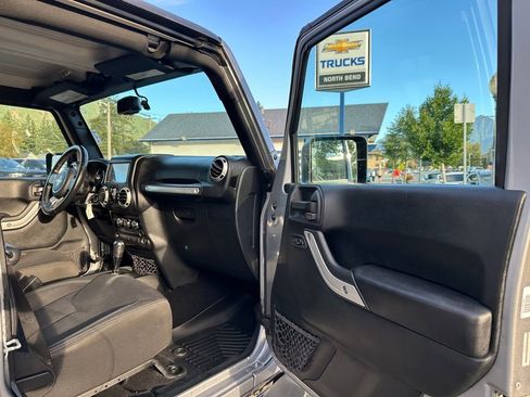 Used 2018 Jeep Wrangler Unlimited Sahara w/ Connectivity Group image 12