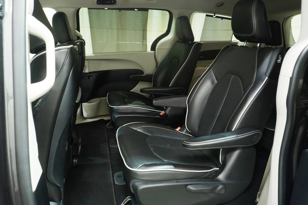 Used 2021 Chrysler Pacifica Limited w/ Uconnect Theater Family Group FWD image 16