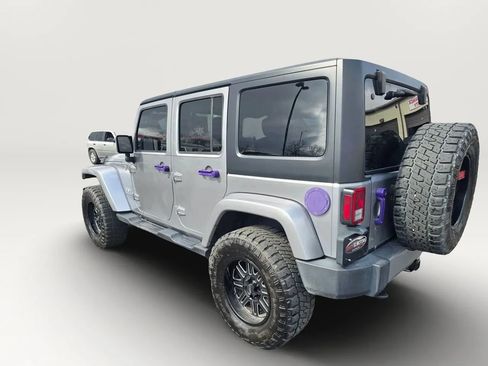 Used 2018 Jeep Wrangler Unlimited Sahara AWD/4WD image 3