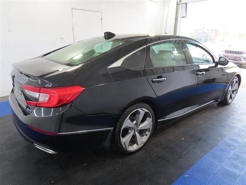 Used 2018 Honda Accord Touring image 15