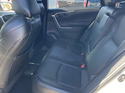 Used 2021 Toyota RAV4 SE image 8