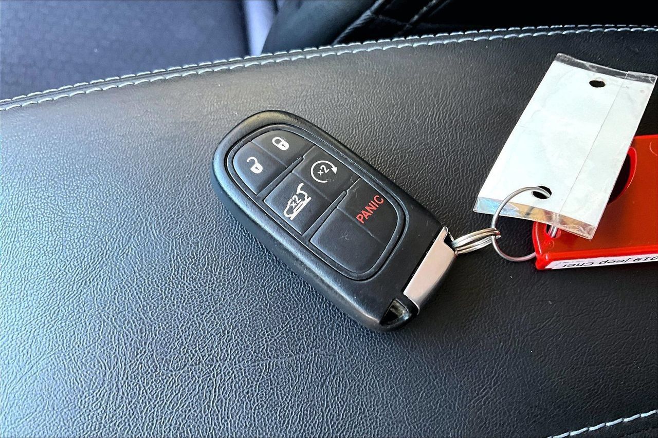 Used 2019 Jeep Cherokee Latitude Plus w/ Comfort/Convenience Group FWD image 36
