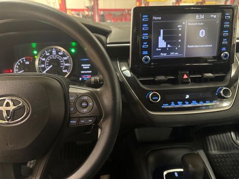 Used 2021 Toyota Corolla LE image 2