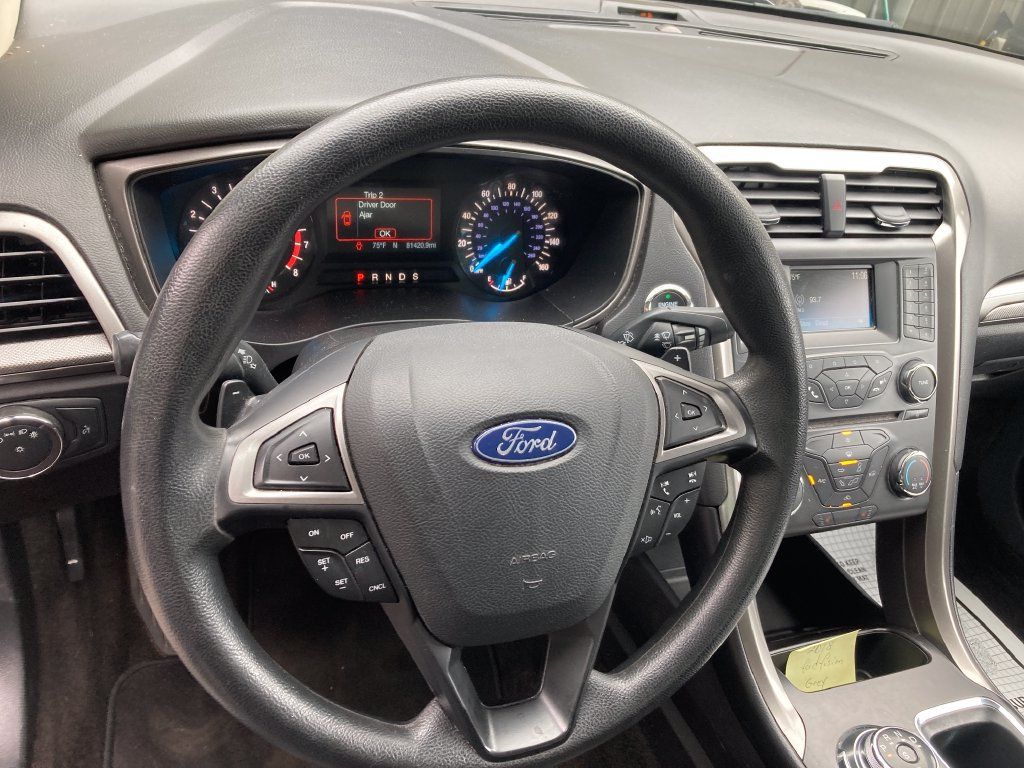 Used 2018 Ford Fusion SE FWD image 18