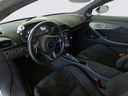 Used 2023 McLaren Artura image 10