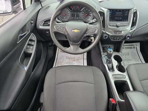 Used 2019 Chevrolet Cruze LT FWD image 3