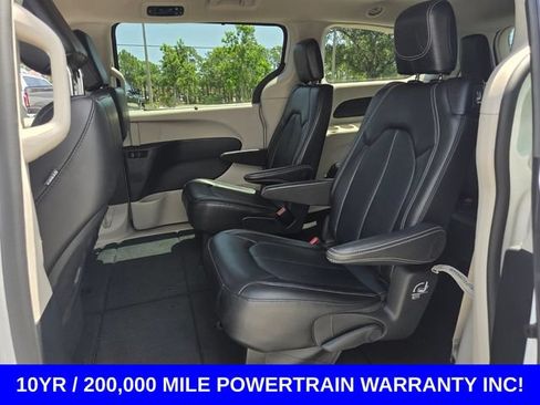 Used 2024 Chrysler Pacifica Touring-L FWD image 11