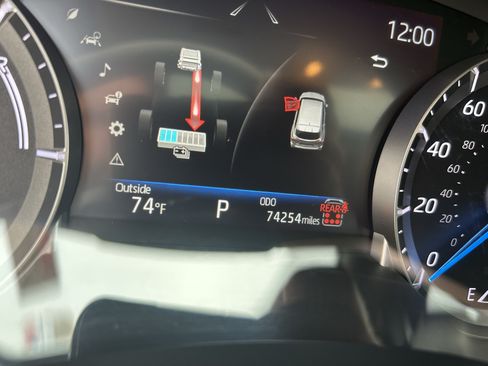 Used 2024 Toyota Highlander XLE AWD/4WD image 30