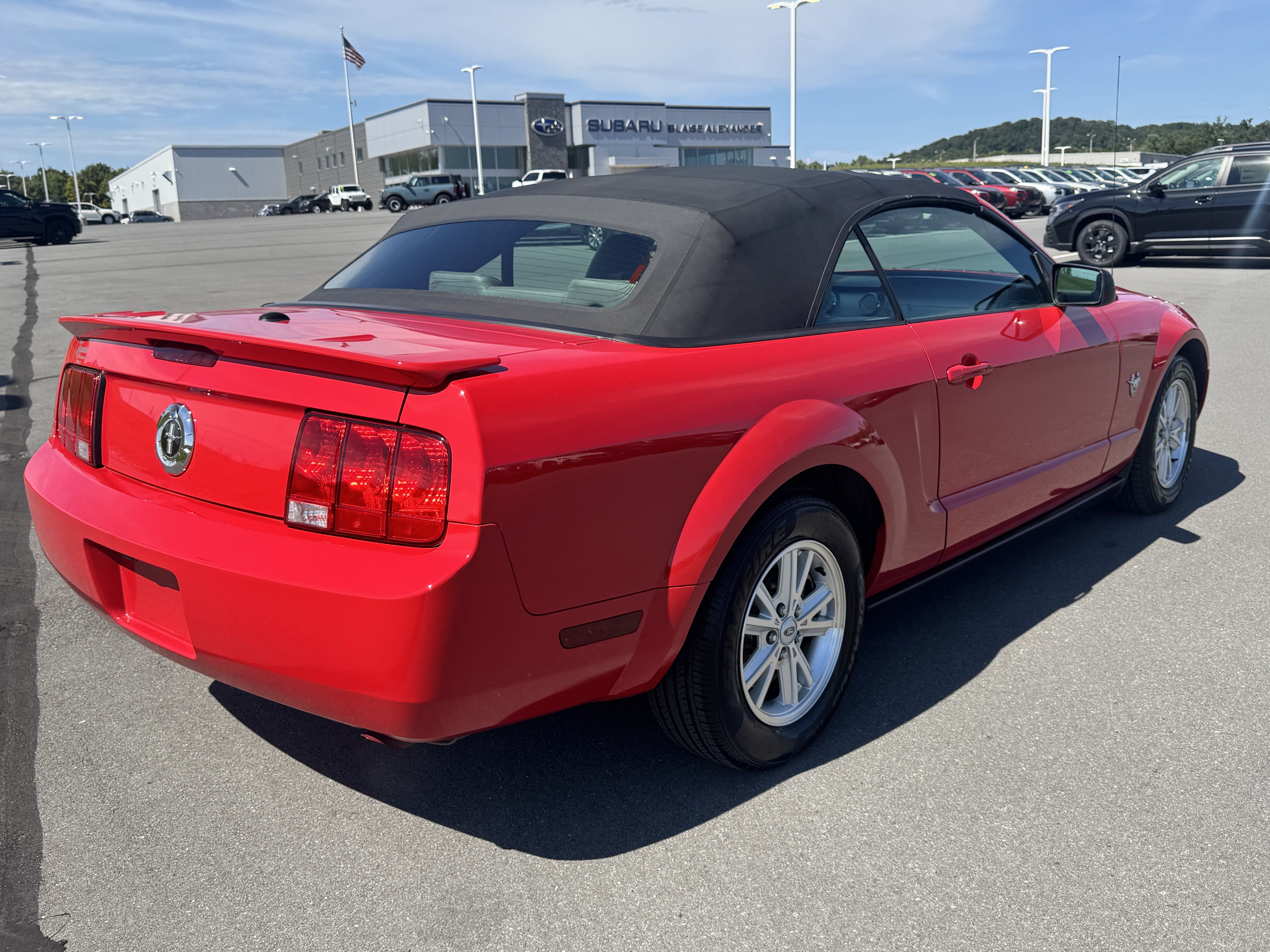Used 2009 Ford Mustang Convertible RWD image 3