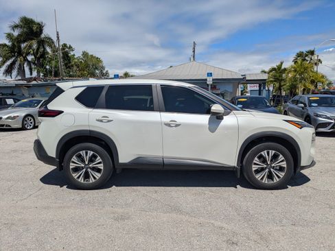 Used 2023 Nissan Rogue SV FWD image 3