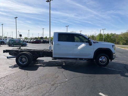 New 2026 GMC Sierra 3500 SLE w/ SLE Convenience Package AWD/4WD image 4