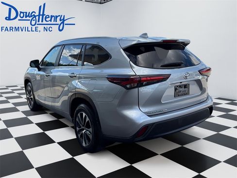 Used 2024 Toyota Highlander XLE image 3