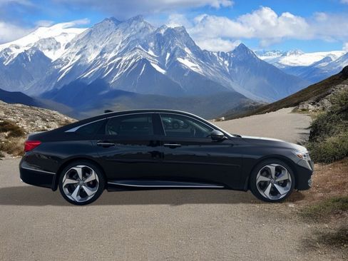 Used 2018 Honda Accord Touring image 6