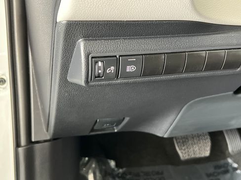 Used 2025 Toyota Corolla LE w/ Convenience Package image 34