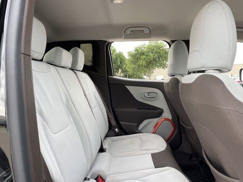 Used 2015 Jeep Renegade Latitude FWD image 26