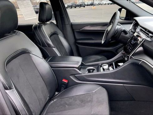 Used 2025 Jeep Grand Cherokee L Altitude image 7