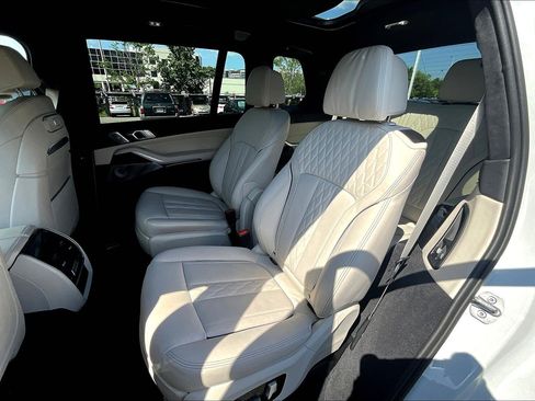 Used 2025 BMW X7 M60i image 24