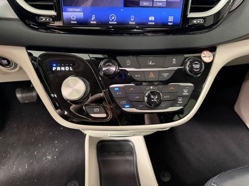 Used 2022 Chrysler Pacifica Touring-L FWD image 23