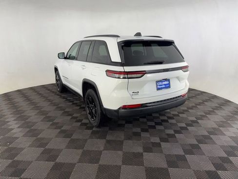 Used 2025 Jeep Grand Cherokee Altitude AWD/4WD image 9