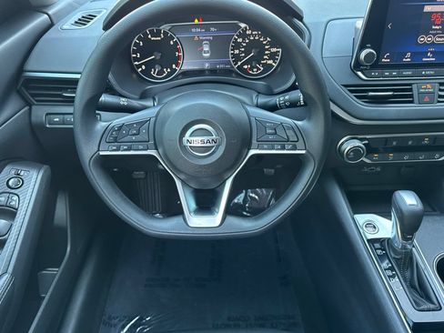 Used 2022 Nissan Altima 2.5 SV FWD image 15