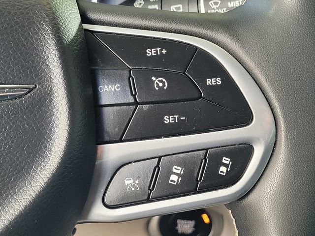 Used 2023 Chrysler Pacifica Touring-L FWD image 25