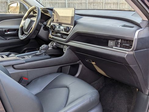Used 2025 Toyota Grand Highlander AWD image 21