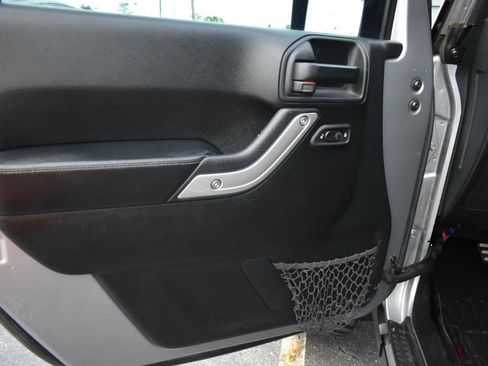Used 2016 Jeep Wrangler Unlimited Rubicon AWD/4WD image 41