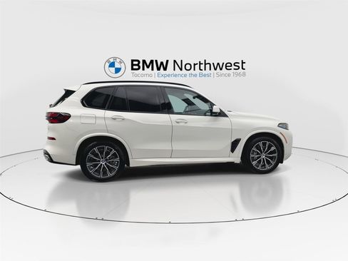 Used 2025 BMW X5 xDrive50e w/ M Sport Package AWD/4WD image 4