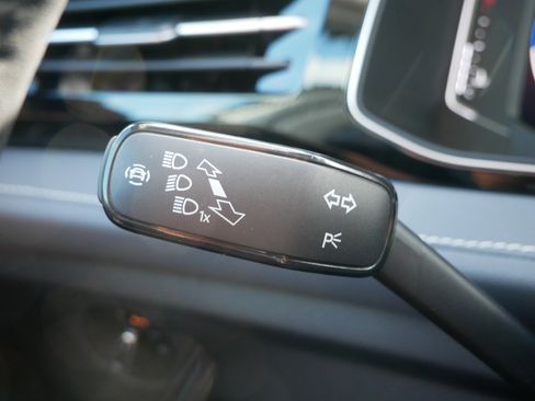 Certified 2025 Volkswagen Jetta SEL image 32