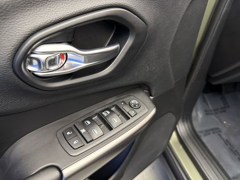 Used 2019 Jeep Cherokee Latitude w/ Popular Appearance Group image 11