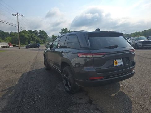 Used 2023 Jeep Grand Cherokee Altitude AWD/4WD image 6