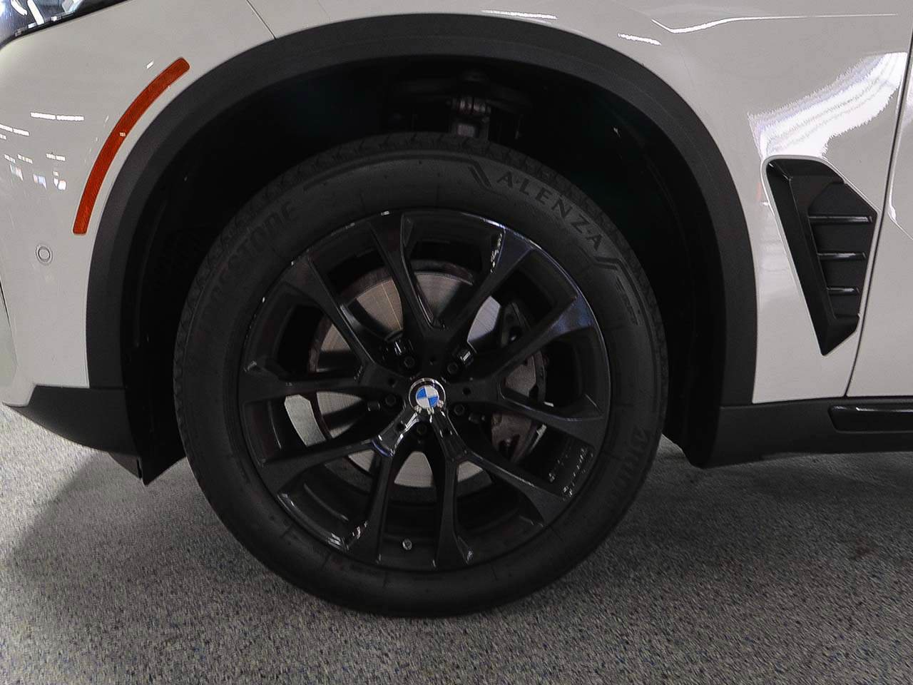 Used 2024 BMW X5 sDrive40i w/ Parking Assistance Package RWD image 5