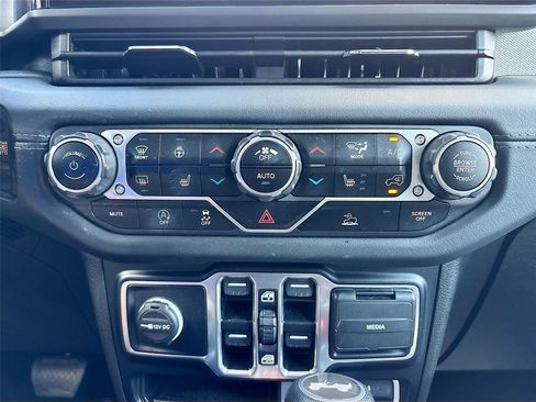 Used 2024 Jeep Wrangler Unlimited Sahara AWD/4WD image 15