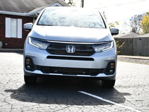 Used 2025 Honda Odyssey Touring image 2