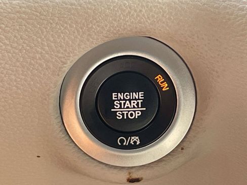 Used 2023 Chrysler Pacifica Touring-L FWD image 25