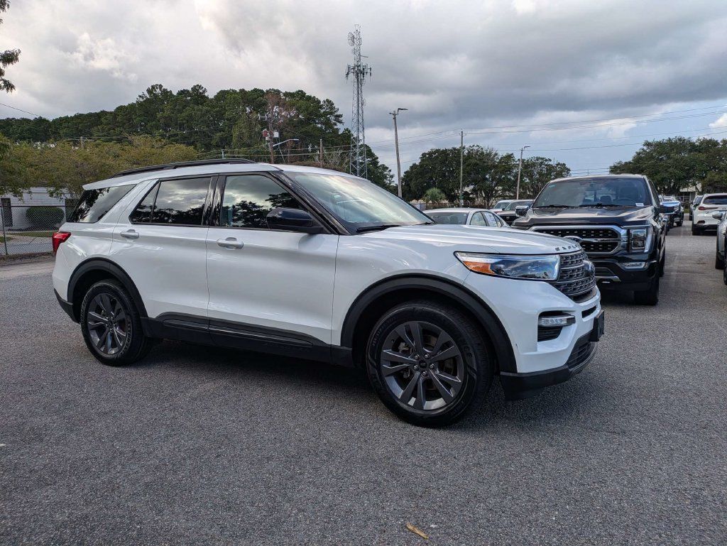 Used 2023 Ford Explorer XLT w/ Equipment Group 202A RWD image 2