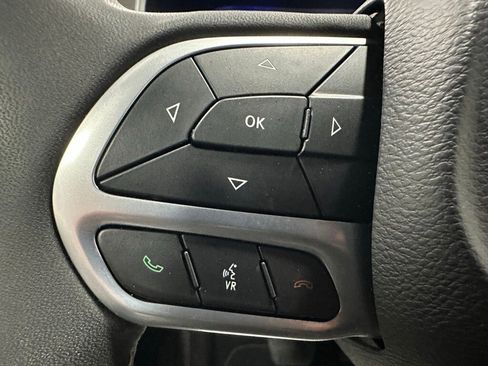 Used 2023 Chrysler Pacifica Touring-L image 19