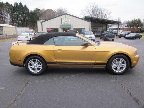 Used 2010 Ford Mustang Convertible image 4