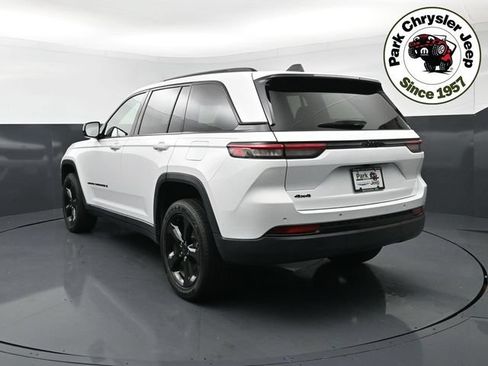 Used 2023 Jeep Grand Cherokee Altitude AWD/4WD image 4